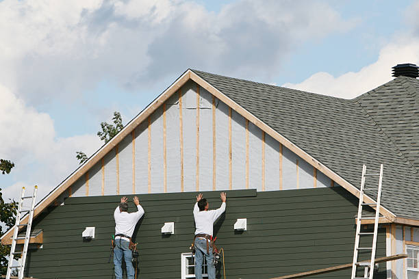 Professional Vinyl Siding technician working in Deerfield, IL